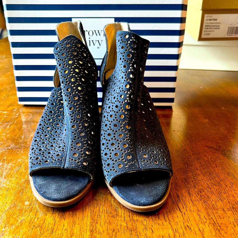 Crown & Ivy Navy block heel sandal. Size 8.5